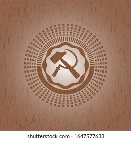 Sichel- und Hammer-Symbol auf Holzhintergrund