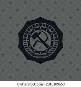 ícono de hoz y martillo dentro del emblema negro. Vintage. 