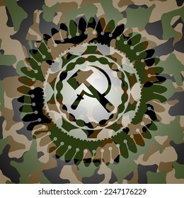 ícono de hoz y martillo dentro de la textura de camo. 