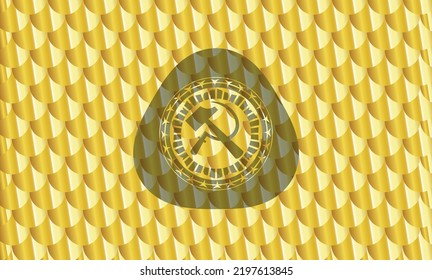 ícono de hoz y martillo dentro del emblema de oro o placa. Patrón de escalas. Ilustración vectorial. Detallado. 