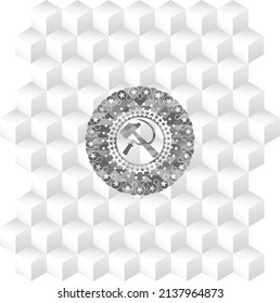 Sichel- und Hammersymbol im grauen Emblem mit geometrischem, weißem Hintergrund. 
