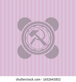 ícono de hoz y martillo dentro del emblema rosado. Retro