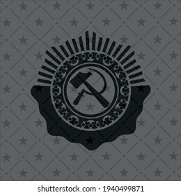 ícono de hoz y martillo dentro de emblema negro realista. 