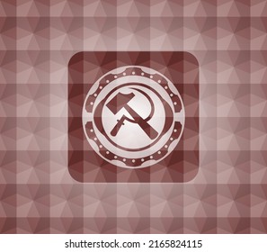 Sichel- und Hammersymbol in rotem, nahtlosem Abzeichen mit geometrischem Hintergrund. 