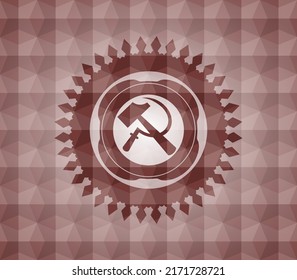 Sichel- und Hammer-Symbol in rotem Emblem oder Abzeichen mit geometrischem Muster Hintergrund. Nahtlos. 