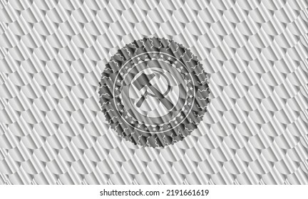 ícono de hoz y martillo dentro del emblema o placa de color plateado. Patrón de escalas. Ilustración vectorial. Detallado. 