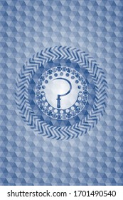 ícono de hoz dentro de la placa azul con fondo geométrico.