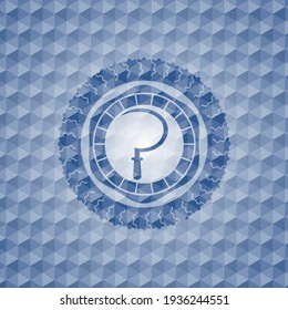 Sichelsymbol in blauem Abzeichen mit geometrischem Hintergrund. 