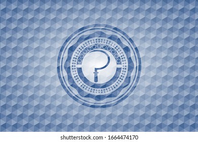 ícono de hoz dentro del emblema de hexágono azul.