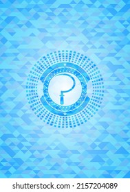 icono de la hoz dentro del emblema azul claro con fondo de mosaico triangular. 