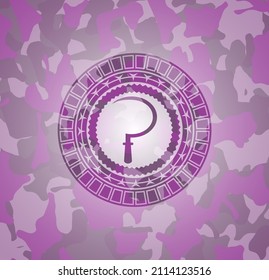 Sichelsymbol in Rosa und violettem Camo-Emblem. 