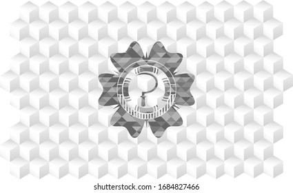 Sichelsymbol innerhalb eines realistischen grauen Emblems mit geometrisch-weißem Hintergrund