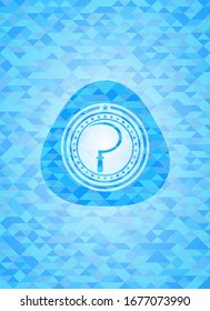 ícono de hoz dentro del emblema azul cielo realista. Fondo de mosaico