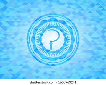 icono de la hoz dentro del emblema azul cielo con fondo de mosaico triangular