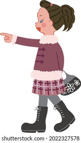 Al lado de una chica caminando mientras apuntaba hacia delante