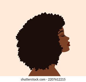 Retrato lateral de una hermosa mujer africana o afroamericana con pelo rizado y ojos cerrados. Ilustración vectorial plana