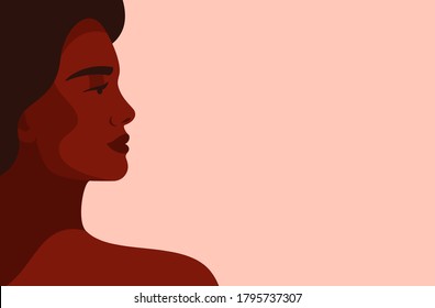 La cara lateral de una joven africana fuerte con fondo claro. Concepto de lucha por la igualdad y el movimiento de empoderamiento de las mujeres negras. Banner horizontal del vector.