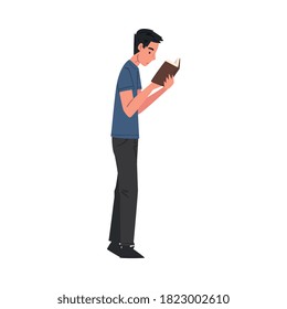 Vista lateral de un libro de lectura de un joven en pie, Carácter de estudiante masculino que estudia o se prepara para el examen, Lover de libros, Ilustración vectorial con estilo de ventilador de la literatura