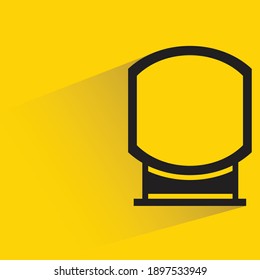 tablero de anuncios de caminata lateral con sombra de caída sobre fondo amarillo