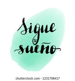 Sigue tu sueño, vector hand lettering. Translation from Spanish of phrase follow your dreams. Calligraphic inspirational inscription.