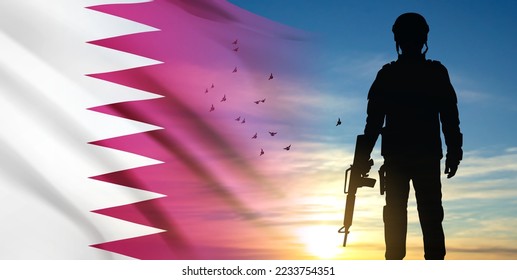Silhouette de un soldado del ejército con bandera catarí en un fondo al atardecer o al amanecer. Concepto de vacaciones nacionales. Vector EPS10