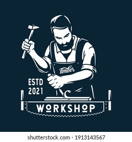 Silhouette des bärtigen Zimmermanns. Holzarbeiter mit Kapelle und sah in seinen Händen. Logo für einfarbige Holzschnitzereien