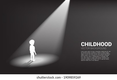 Silhouette de un muchacho parado en el centro de atención. Concepto de solución educativa y futuro de los niños.