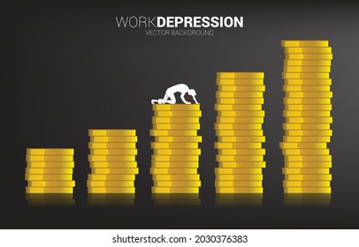 silueta de empresario arrastrándose sobre un montón de gráfica de monedas. Concepto para el negocio de la depresión en el trabajo.