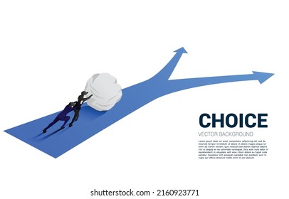 Silhouette de un hombre de negocios rodando la roca hasta el cruce de caminos. Concepto de tiempo para tomar decisiones en dirección empresarial