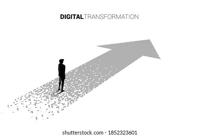 Silhouette de un hombre de negocios parado en la flecha desde el píxel. concepto de transformación digital de los negocios.