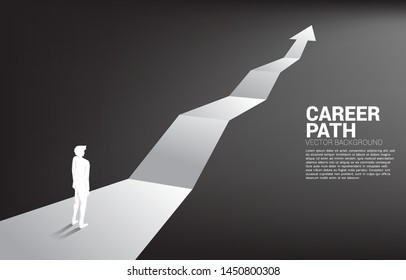 Silueta de hombre de negocios sobre la flecha del gráfico de crecimiento. Concepto de trayectoria profesional e inicio del negocio