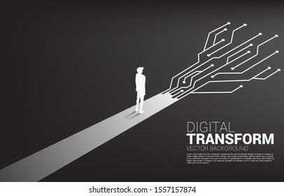 Silhouette de hombre de negocios de pie en el camino con circuito de línea de conexión de puntos. concepto de transformación digital de los negocios.