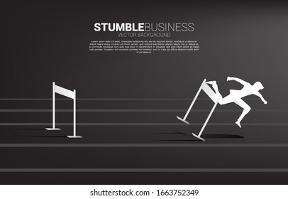 Silhouette de hombre de negocios tropezando con obstáculos. Concepto de negocios fallidos y accidentales