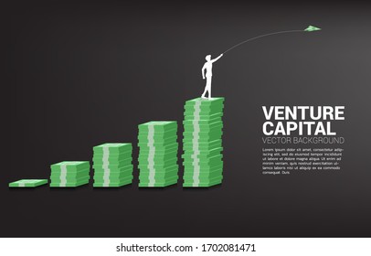 Silhouette von Geschäftsmann werfen Geld-Banknote-Origami-Papier-Flugzeug aus Banknotenstapel-Diagramm. Unternehmenskonzept des Start-Business und des Unternehmers