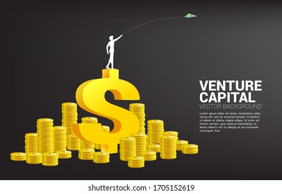 Silhouette von Geschäftsmann werfen Geld-Banknote-Origami-Papier-Flugzeug aus 3D-Dollar-Symbol mit Geld-Coin-Stack. Unternehmenskonzept des Start-Business und des Unternehmers