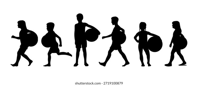Silueta de un niño corriendo y de pie mientras carga una pelota de playa que muestra actividades de juego, movimiento activo y la alegría de la infancia