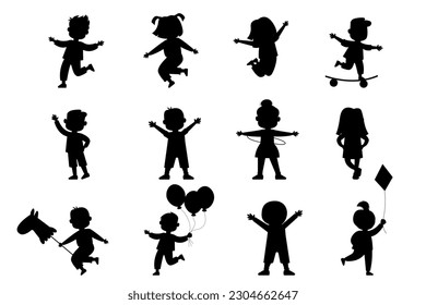 Niños, niñas y niños de Silhouette de pie, saltando 