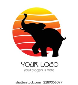 La silueta de un elefante sobre el fondo del sol rojo. Logo simple para el diseño.