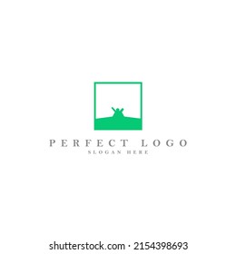 Silhouette de las manos extendidas humanas en el amplio campo dentro de un logo del vector del marco. Logo dramático. Adecuado para la industria, empresa, marca, producto y oficina.