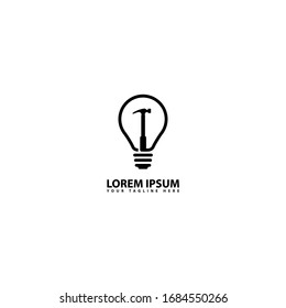 Logotipo de silueta bombilla creativa de innovación con símbolo martillo