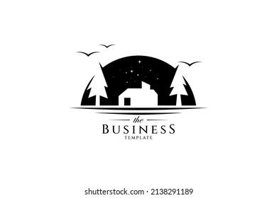 Logo de Silhouette de una casa con pinos sobre el fondo de la luna, estrellas estrelladas y pájaros voladores.