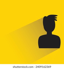 icono del hombre de silueta con sombra sobre fondo amarillo