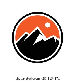 silueta de montaña en el vector del logotipo de círculo