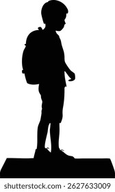 A silhueta mostra um menino com uma mochila, renderizada em preto, cuidadosamente de pé em um bloco retangular preto sólido contra um fundo branco, capturado de perfil.