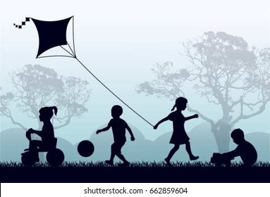 Silhouettes de niños jugando afuera en la hierba y árboles