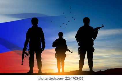 Siluetas de soldados rusos sobre el fondo de la puesta de sol con la bandera rusa. Concepto de reclutamiento militar. Vector EPS10