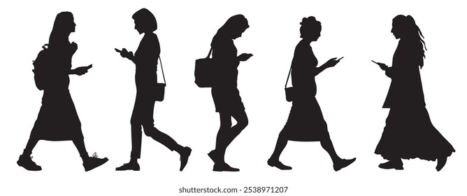 Siluetas de mujeres caminando usando teléfonos en movimiento. Vista lateral. Artículos negros aislados en el fondo blanco. Ilustración vectorial.