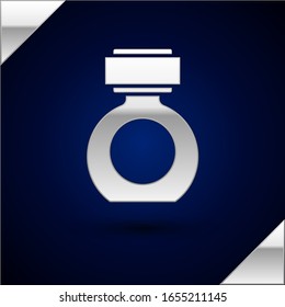 Icono Silver Aftershave aislado en fondo azul oscuro. Icono de spray en Colonia. Frasco de perfume masculino.  Ilustración vectorial