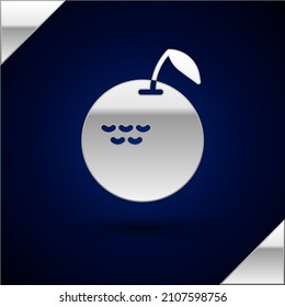 Icono de Apple plateado aislado en fondo azul oscuro. Fruta con símbolo de hoja.  Vector