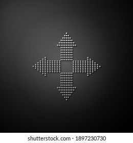 Silber-Pfeilpunkte in vier Richtungen Symbol einzeln auf schwarzem Hintergrund. Lange Schattenstil. Vektorgrafik.